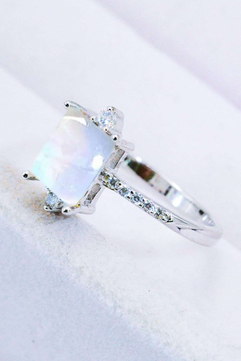 Anello quadrato in pietra di luna in argento (platino)