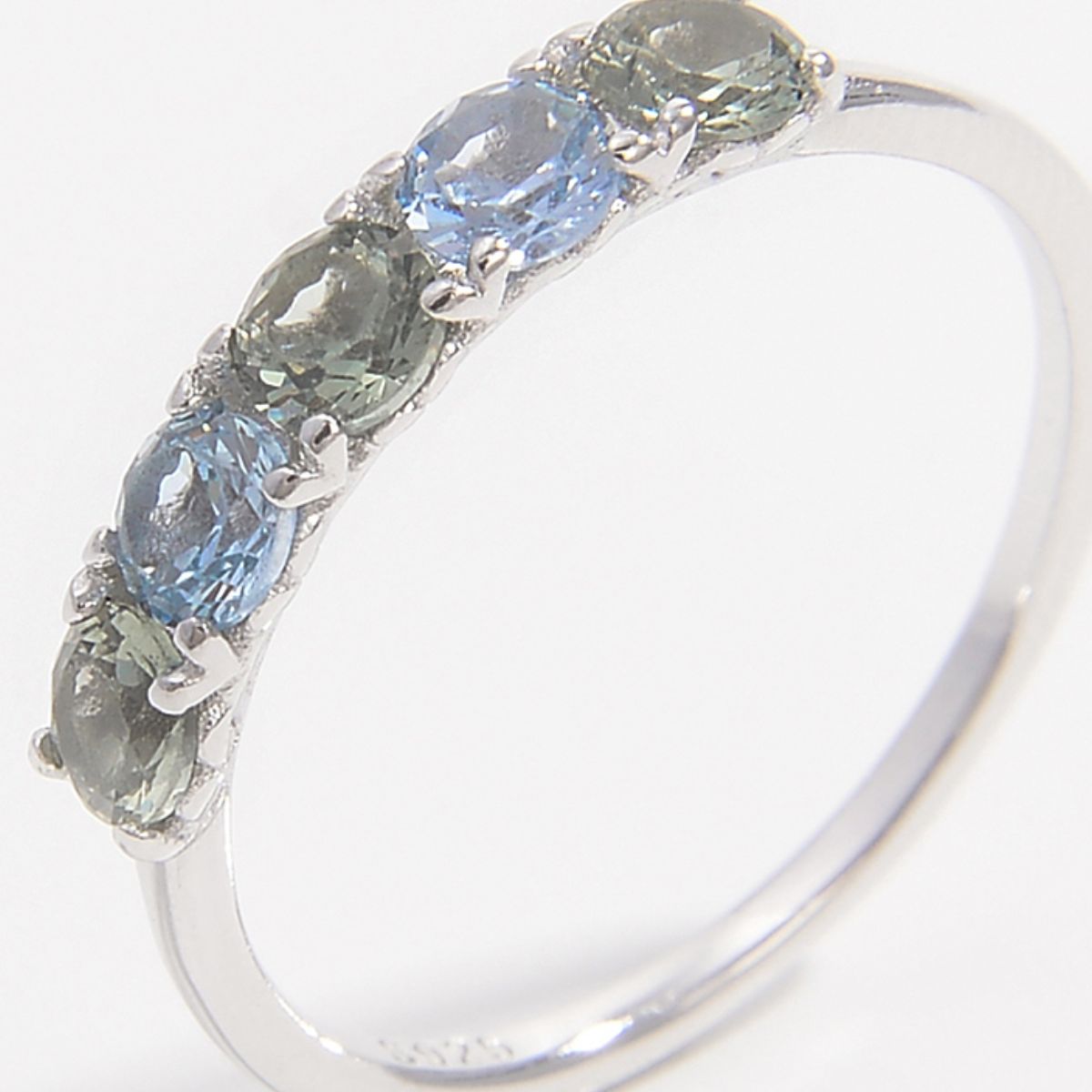 Anello d'argento con strass