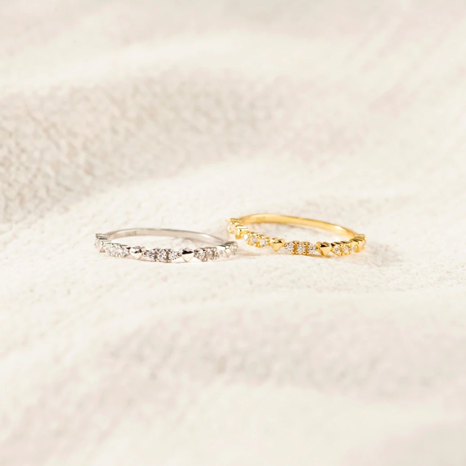 Anello in argento sterling con zirconi