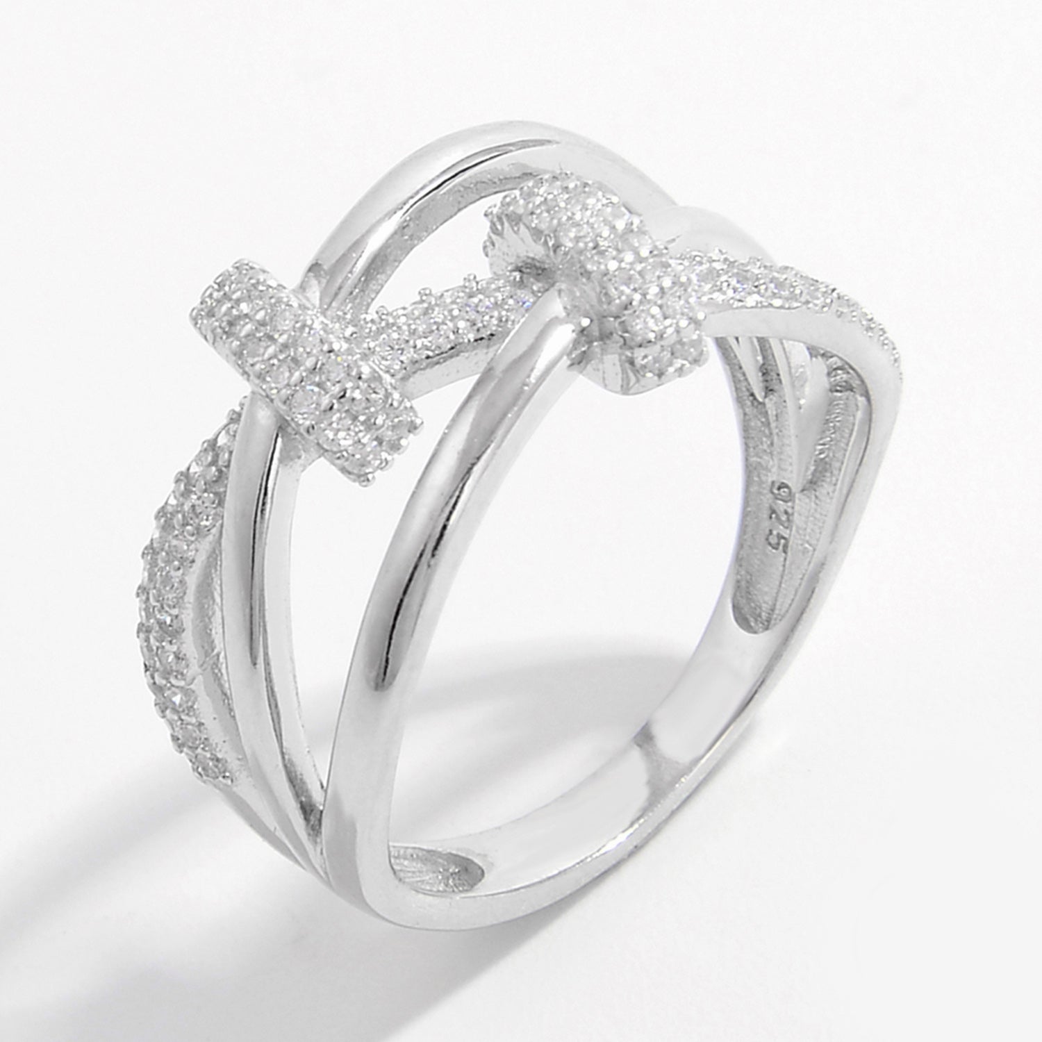 Anello d'argento con zirconi incrociati