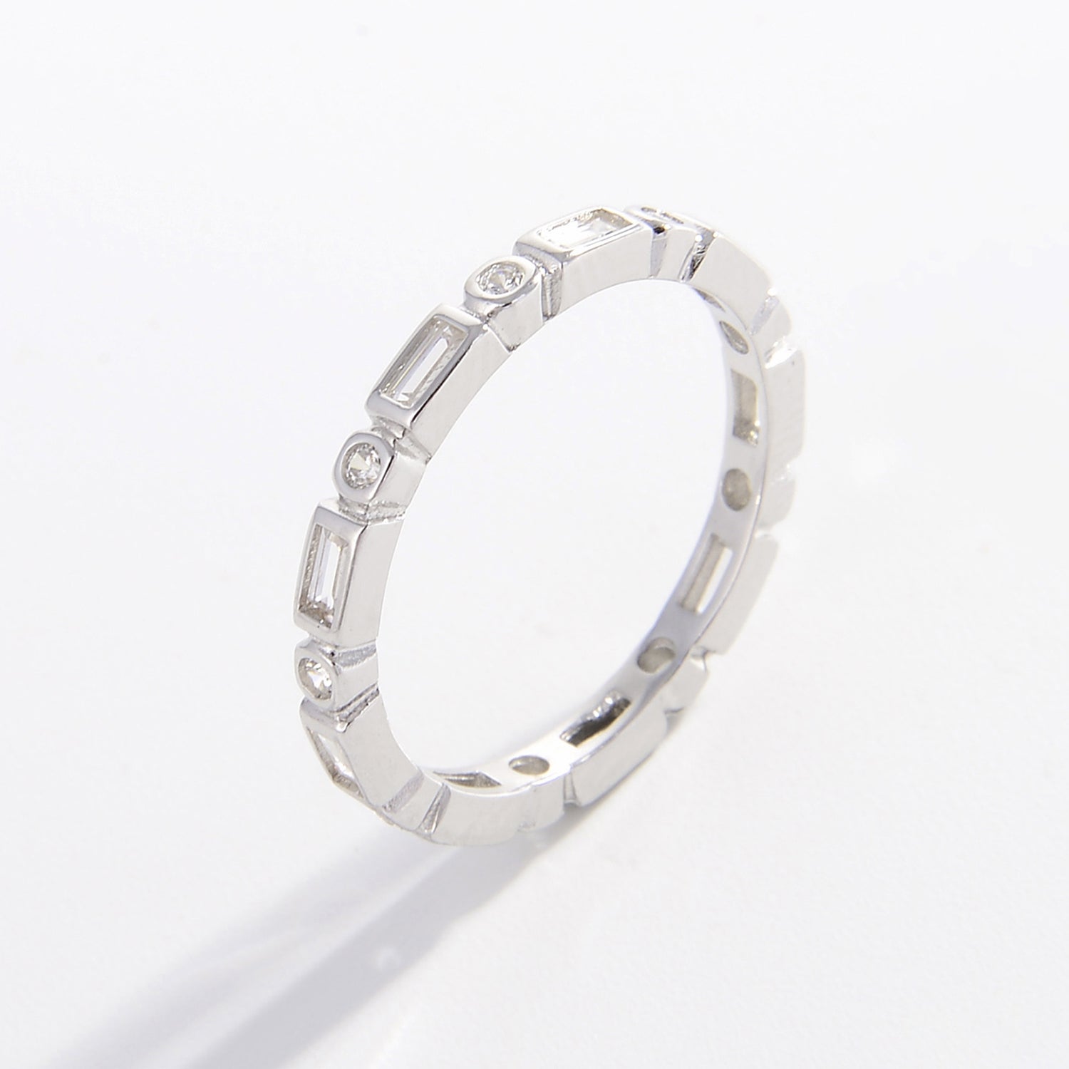 Anello geometrico in argento con zircone