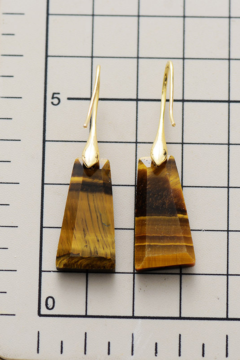Orecchini pendenti con pietre preziose geometriche