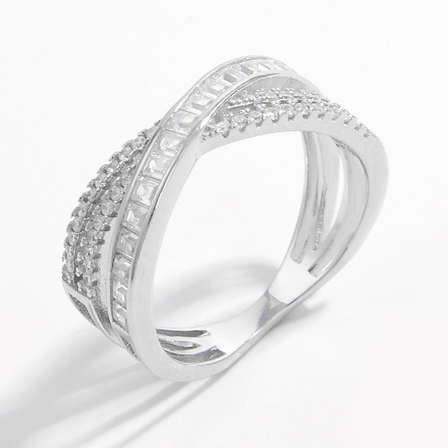 Anello d'argento con zirconi a forma di X