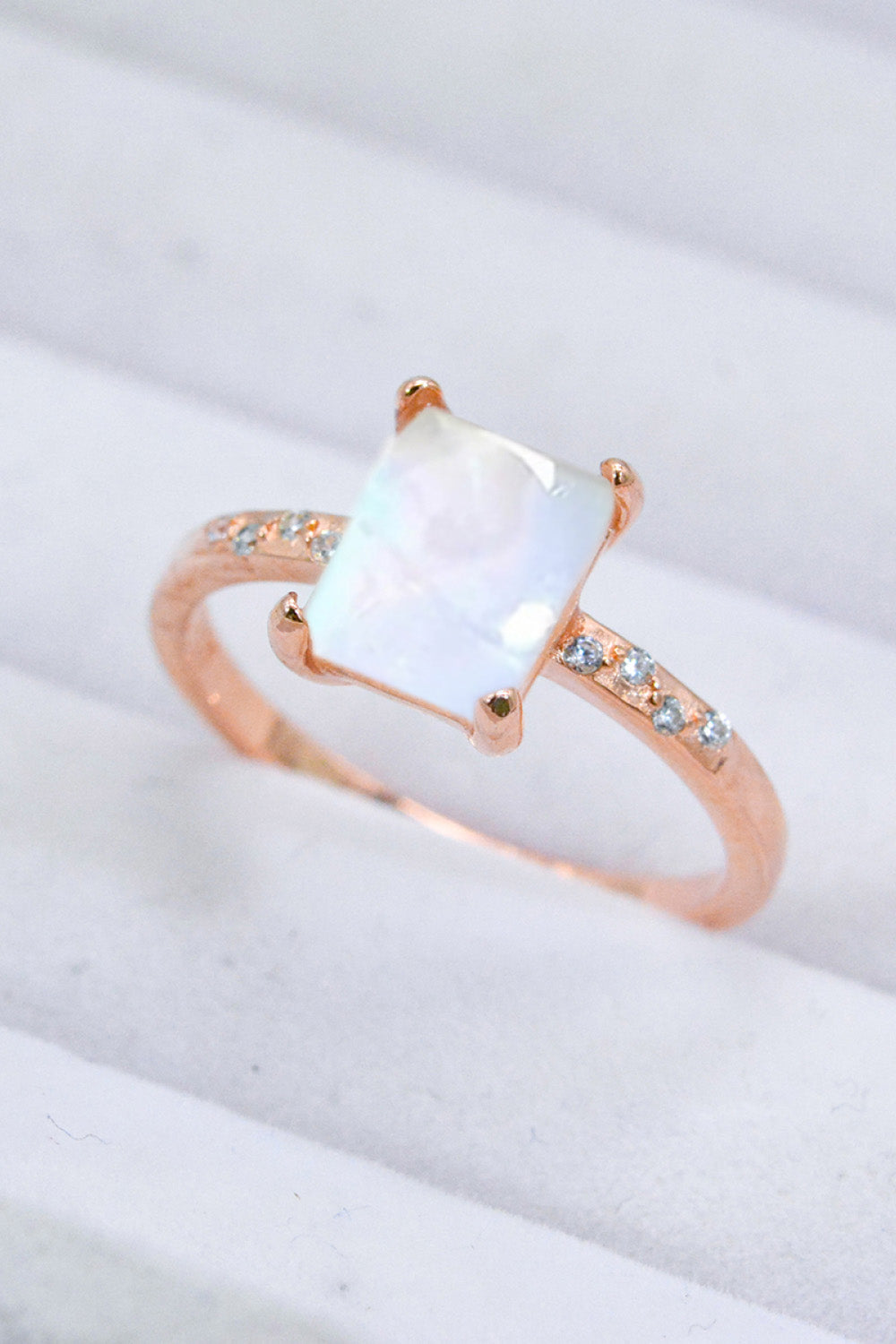 Anello quadrato in argento con pietra di luna