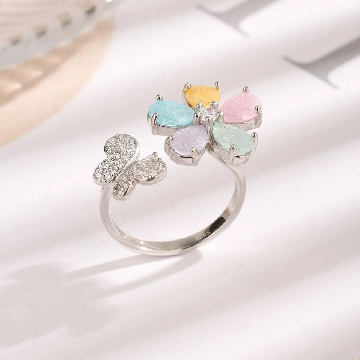 Anello con farfalla floreale in zircone