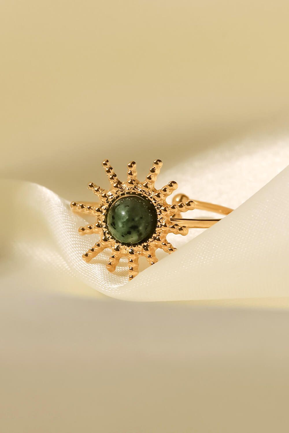 Anello aperto con pietra solare