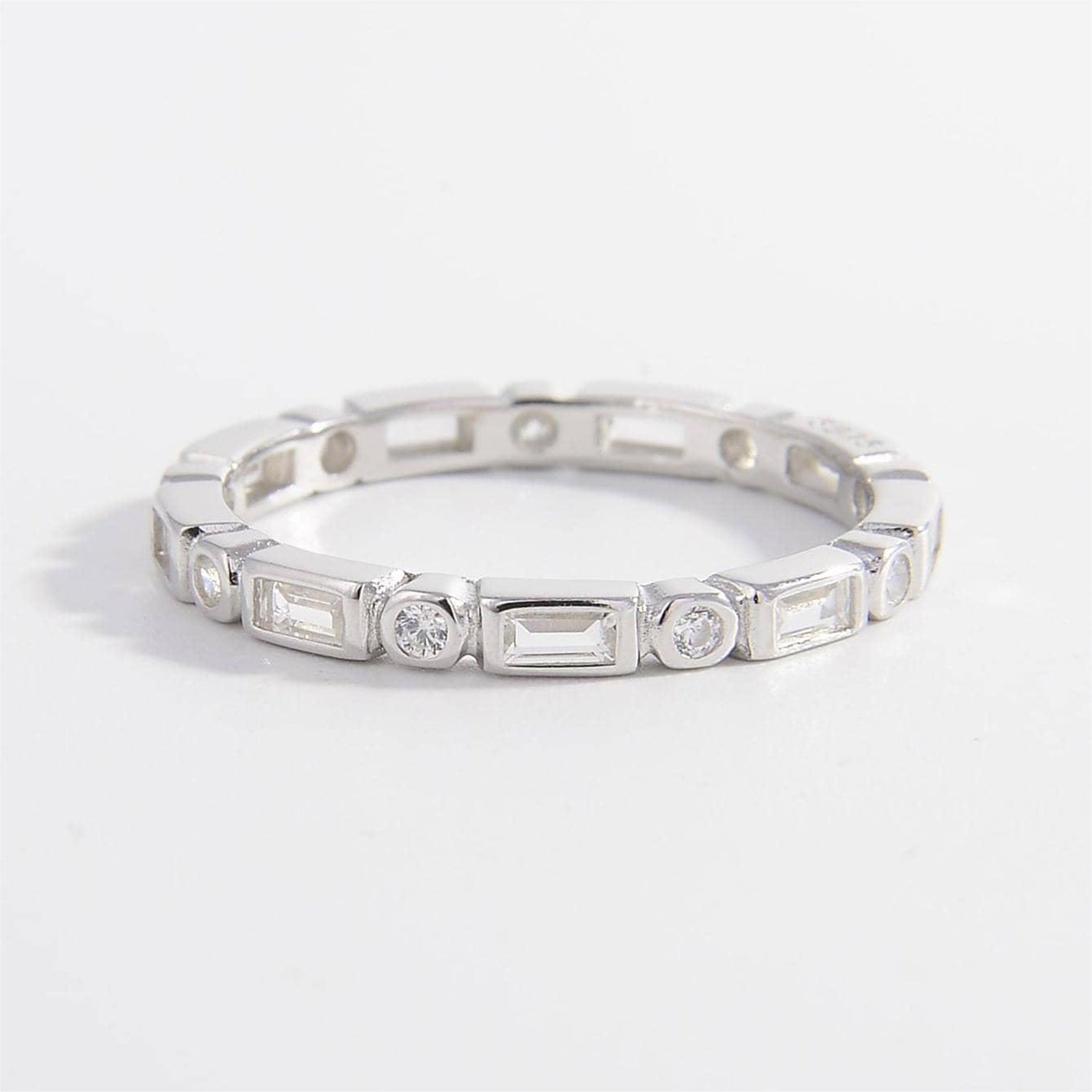 Anello geometrico in argento con zircone
